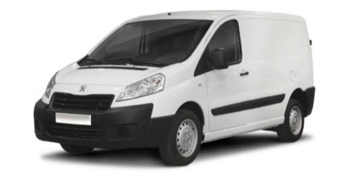 Utilitaire blanc avec pare-chocs noirs, roues acier, vue diagonale avant sur fond blanc.