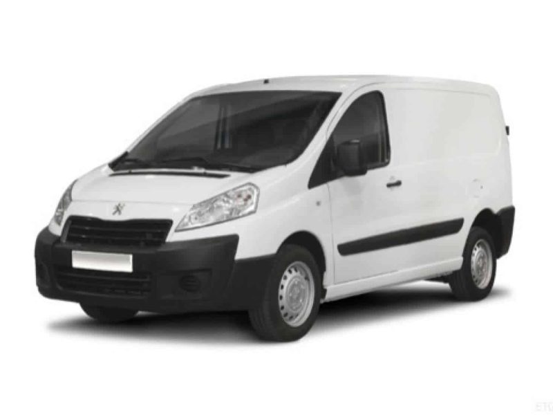 Utilitaire blanc avec pare-chocs noirs, roues acier, vue diagonale avant sur fond blanc.
