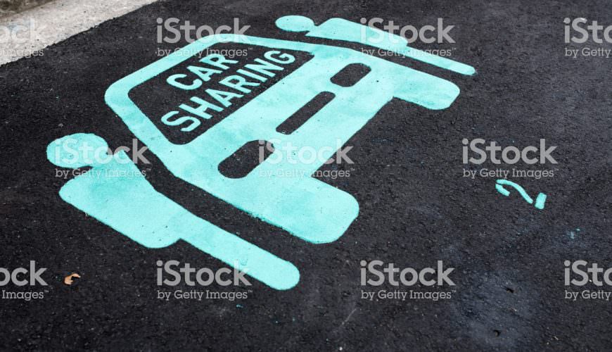 Symbole au sol indiquant une zone de partage de véhicules avec texte "Car Sharing".