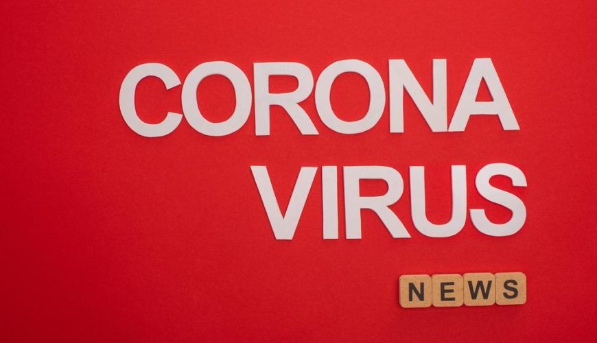 Texte "CORONA VIRUS" en blanc sur fond rouge, avec "NEWS" en lettres de jeu en bas à droite.