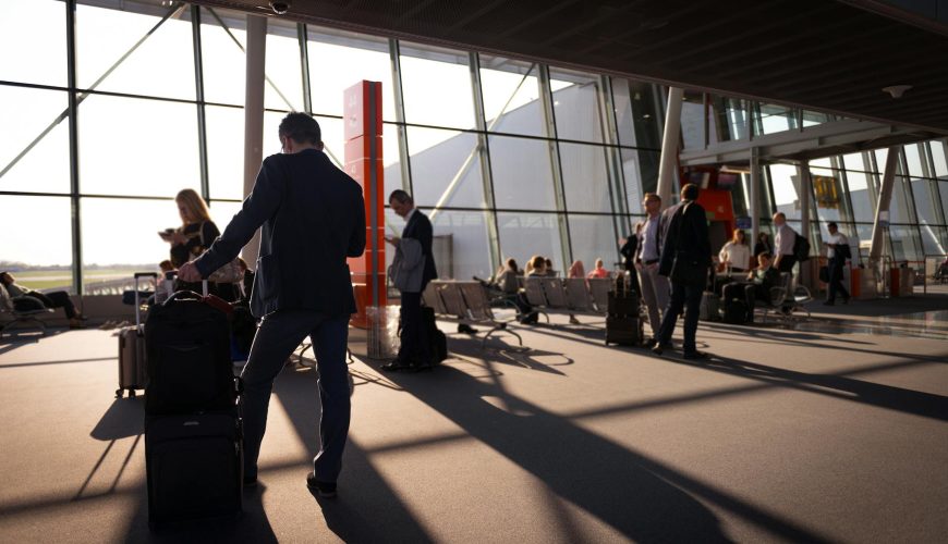 cabin luggage suitcase airport — photo Magic K / Pexels