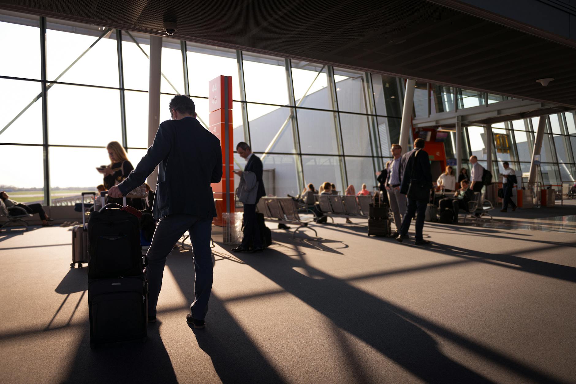 cabin luggage suitcase airport — photo Magic K / Pexels