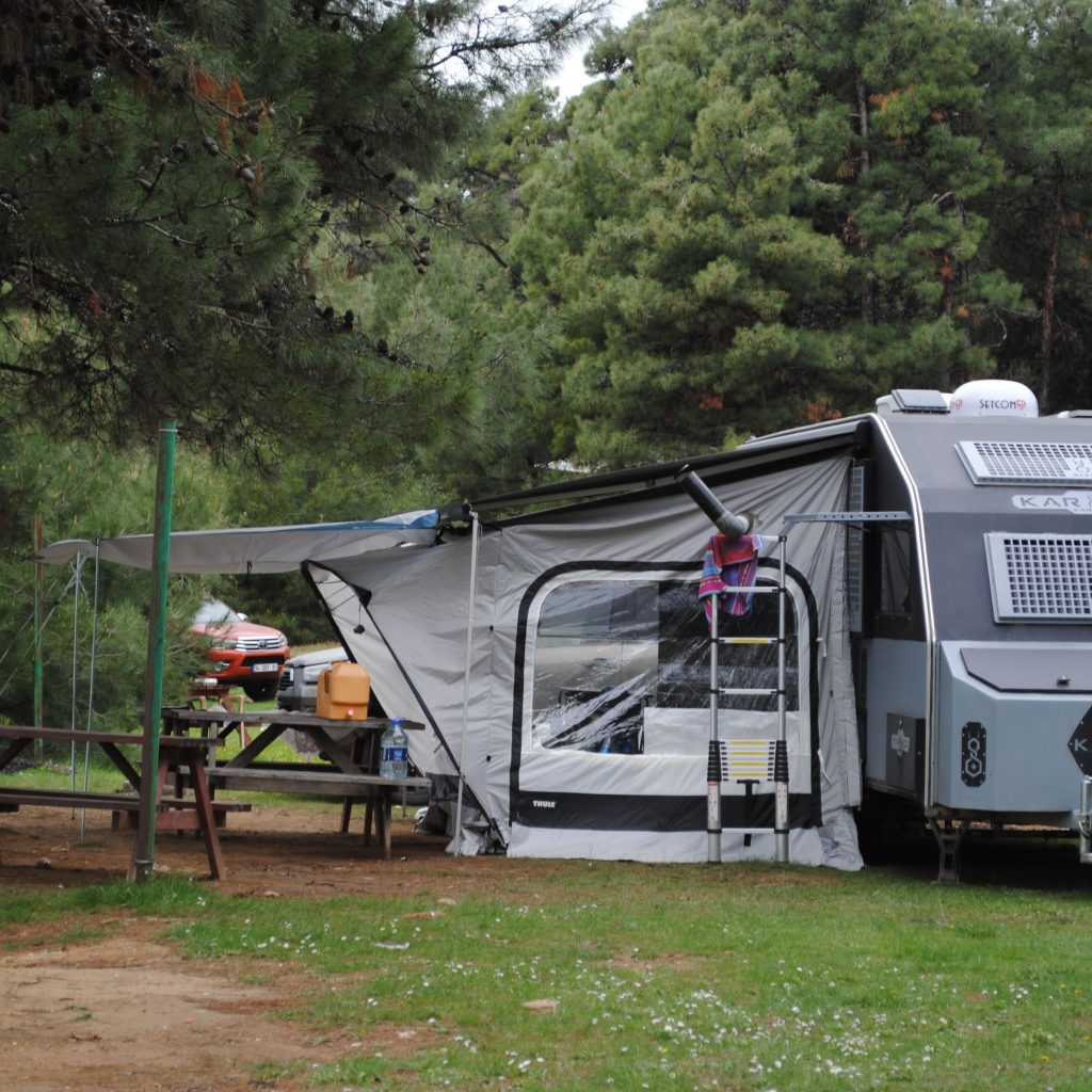 Camping-car installé dans un camping au cœur de la nature