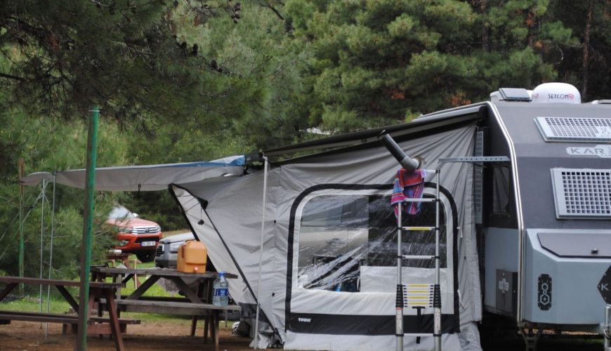 Camping-car installé dans un camping au cœur de la nature